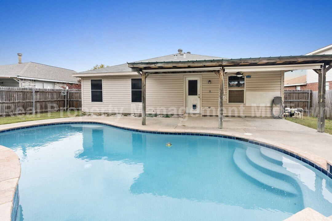 1014 Mazourka Dr in Arlington, TX - Building Photo