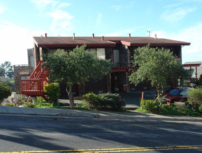 512 Monterey Rd in Pacifica, CA - Foto de edificio - Building Photo