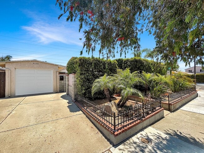 4135 Clairemont Dr in San Diego, CA - Building Photo - Building Photo