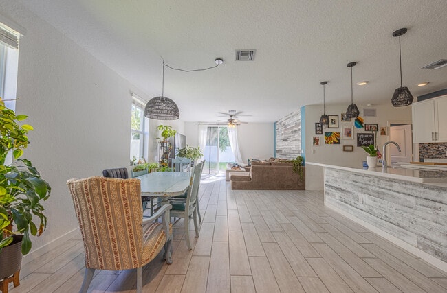 2460 Timber Forest Dr in Haverhill, FL - Building Photo - Building Photo