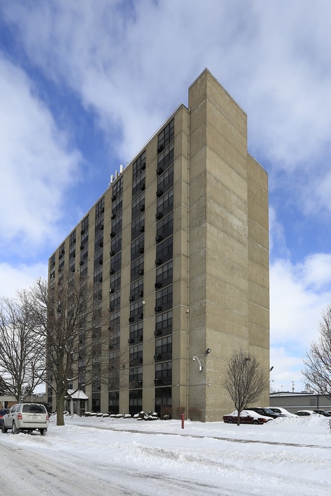 Bayshore Towers in Sandusky, OH - Building Photo