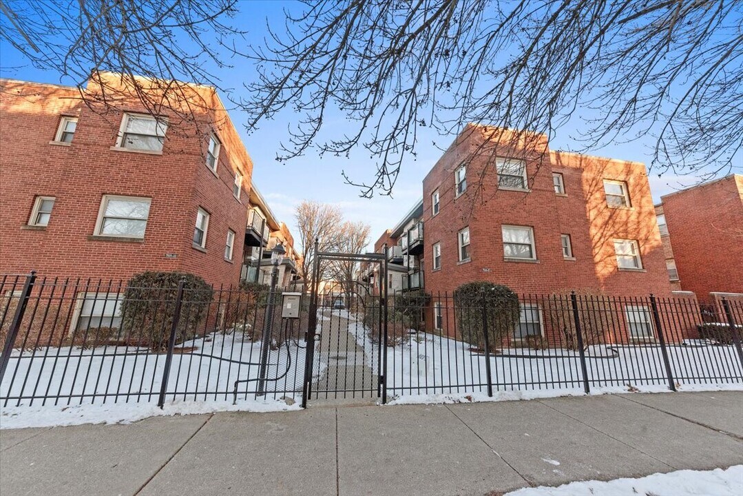 7527 N Damen Ave, Unit 1 in Chicago, IL - Foto de edificio