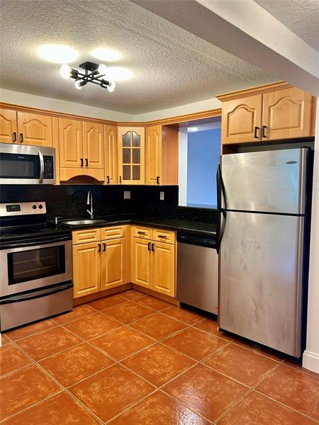 6175 NW 57th St in Tamarac, FL - Foto de edificio - Building Photo