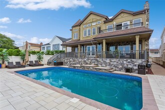 319 Harbor Dr in Lido Beach, NY - Building Photo - Building Photo