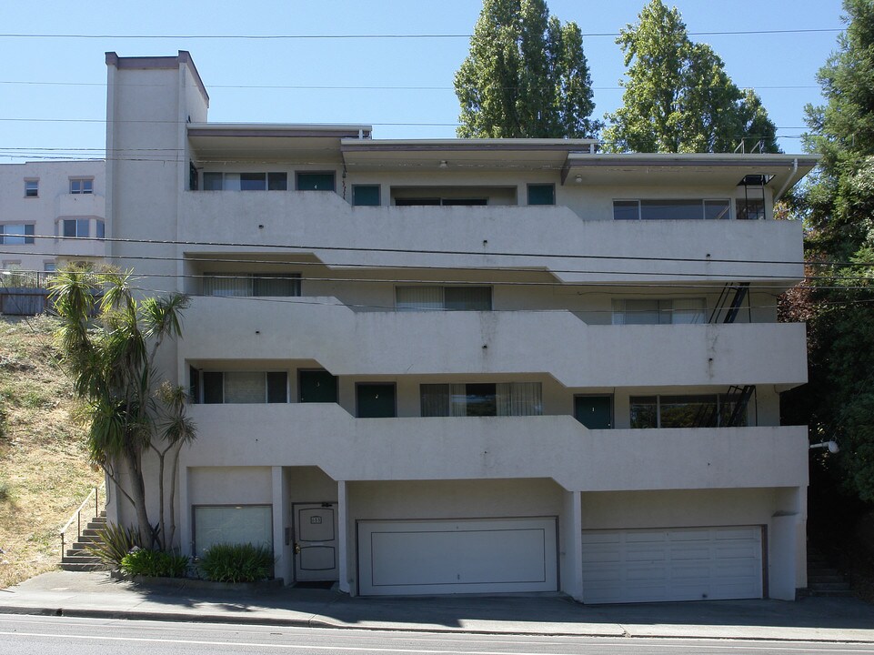 655 MacArthur Blvd in Oakland, CA - Building Photo