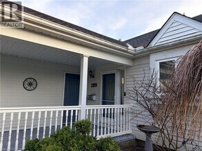 209 Haldane Ct in Waterloo, ON - Building Photo - Building Photo