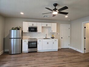 4411 Dovewood Dr in Austin, TX - Foto de edificio - Building Photo