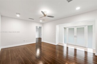 3505 Crystal View Ct in Miami, FL - Building Photo - Building Photo