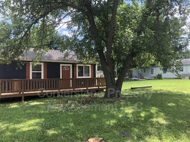 8285 Center Dr in De Soto, KS - Building Photo