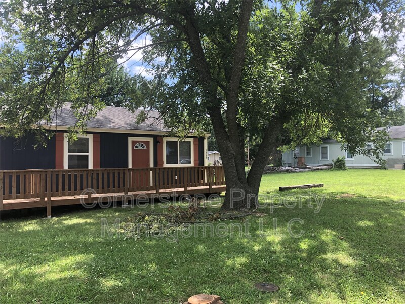 8285 Center Dr in De Soto, KS - Building Photo