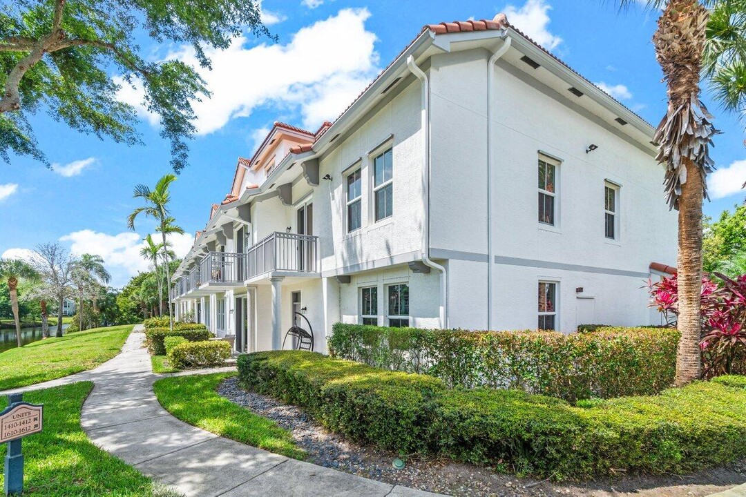 2040 Alta Meadows Ln in Delray Beach, FL - Building Photo