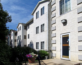 Carriage House Apartments in Hopkins, MN - Foto de edificio - Building Photo