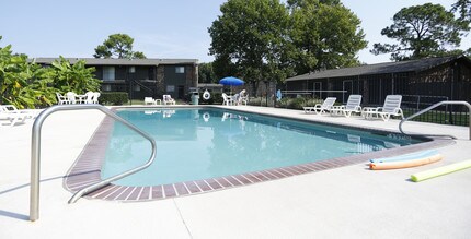 Pinewoods Apartments in Lafayette, LA - Foto de edificio - Building Photo