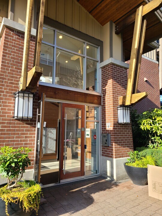 5885 Irmin St in Burnaby, BC - Building Photo