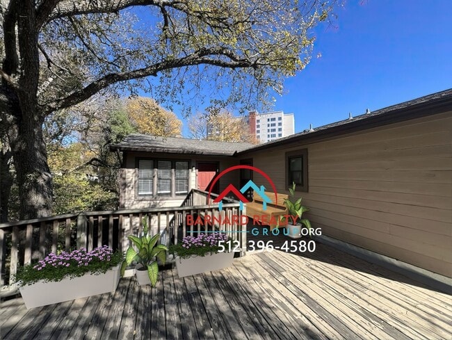 property at 402 N Fredericksburg St