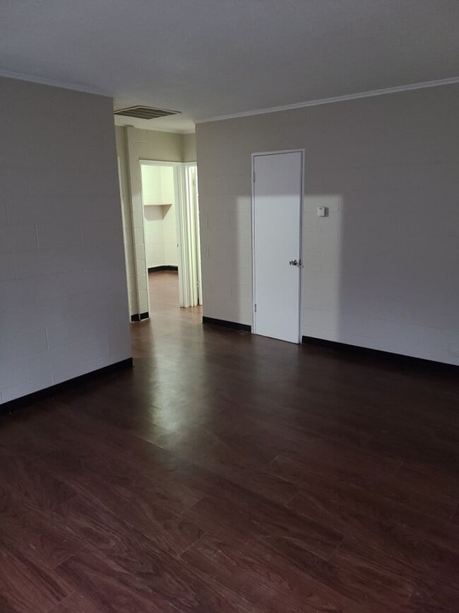 Spacious 2BR/1BA located on the west side in Indianapolis, IN - Building Photo - Building Photo