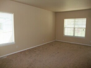 2600 NW Raymond Ct in Albany, OR - Building Photo - Building Photo