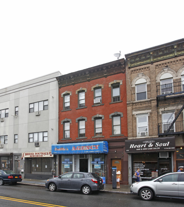 574 Manhattan Ave in Brooklyn, NY - Building Photo