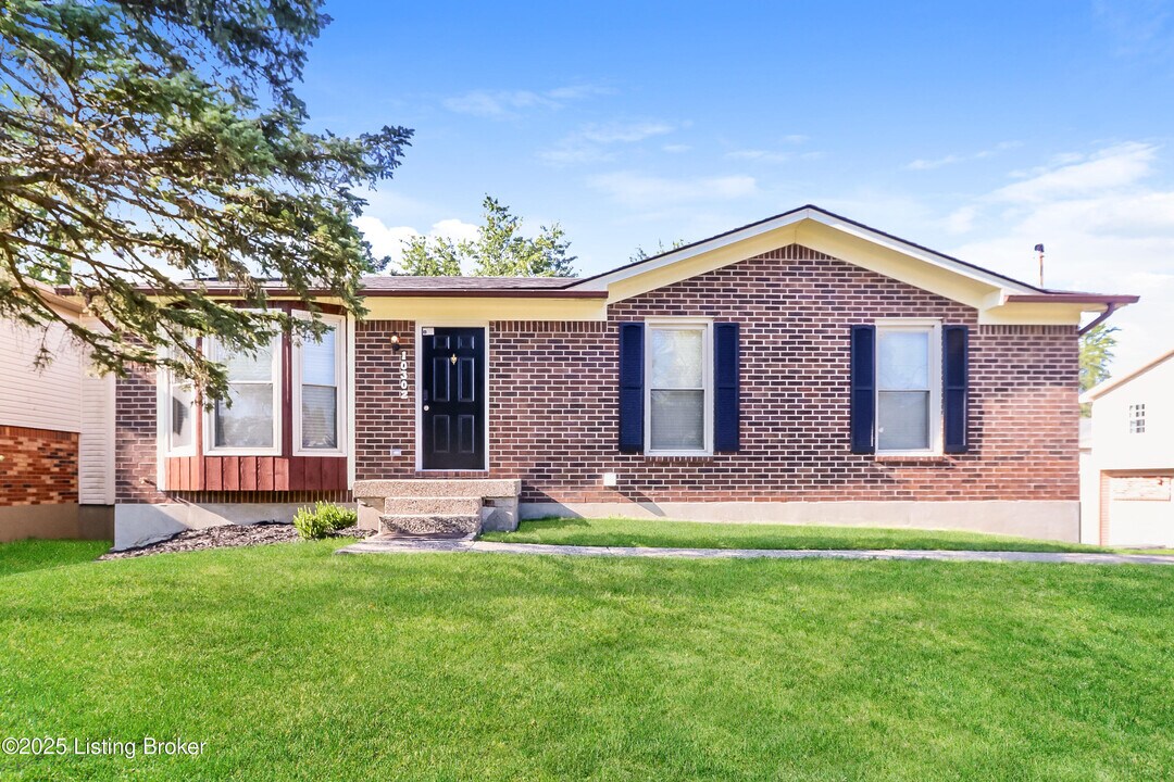 10302 Bayport Rd in Jeffersontown, KY - Foto de edificio