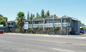 Villa Primavera Apartments in Fresno, CA - Building Photo - Building Photo