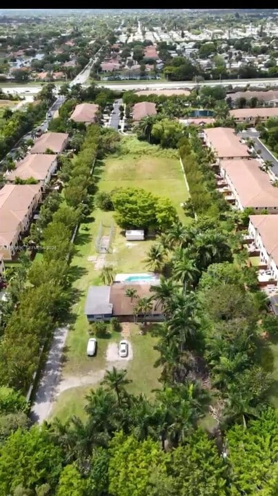 951 SW 121st Ave in Davie, FL - Building Photo