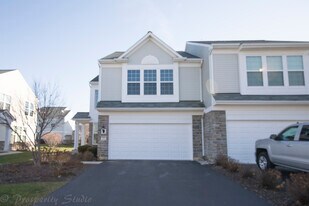 636 Hawley Dr in Oswego, IL - Building Photo