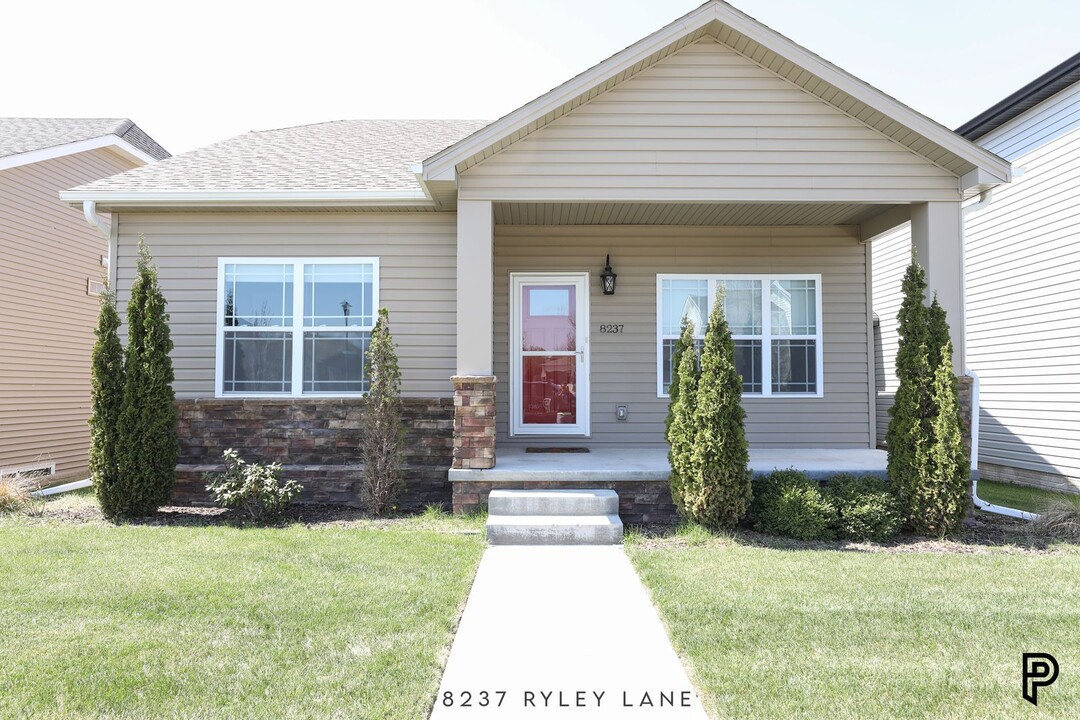 8237 Ryley Ln in Lincoln, NE - Foto de edificio