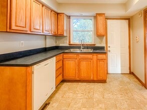 4044 Asbury Dr in Toledo, OH - Foto de edificio - Building Photo