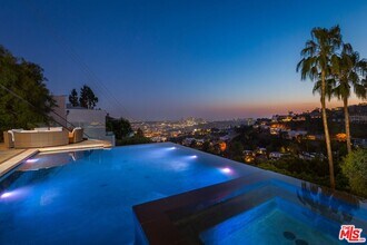 8780 Hollywood Blvd in Los Angeles, CA - Foto de edificio - Building Photo
