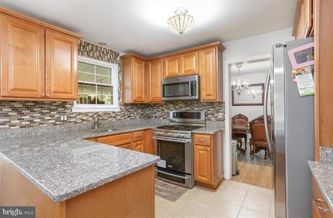 6919 Rolling Rd in West Springfield, VA - Building Photo - Building Photo