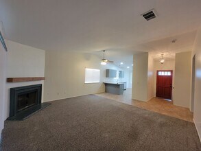 2433 W Sweet Ct in Visalia, CA - Foto de edificio - Building Photo