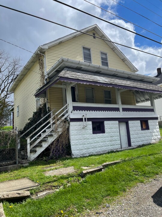 1413 Cambria Ave in Connellsville, PA - Building Photo