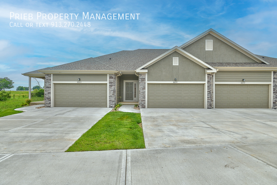 8957 Findley St in Lenexa, KS - Building Photo