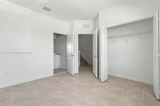 12154 NW 24th Ct in Miami, FL - Foto de edificio - Building Photo