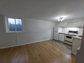 32 Ridgeway Av in Barrie, ON - Building Photo