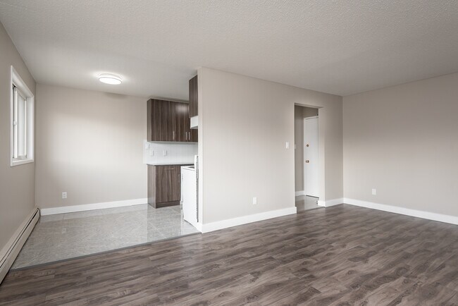 Franz Haus in Edmonton, AB - Building Photo - Building Photo