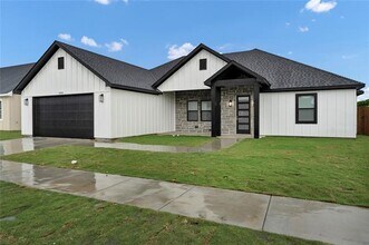 544 Highview Ct in Godley, TX - Building Photo - Building Photo