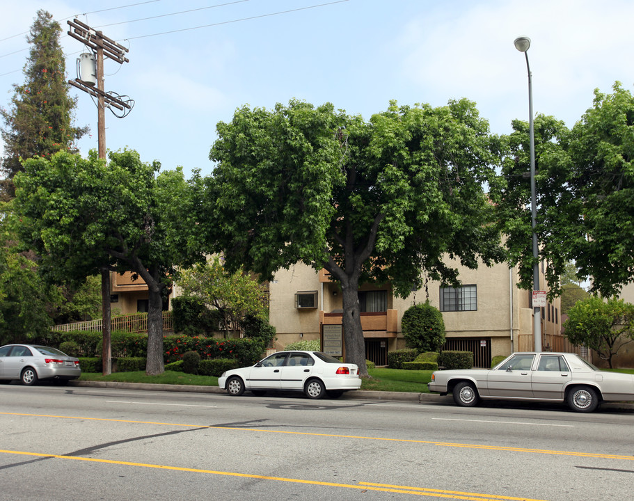 15135 Burbank Blvd in Los Angeles, CA - Building Photo