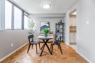 2 Silver Maple Court in Brampton, ON - Building Photo - Interior Photo