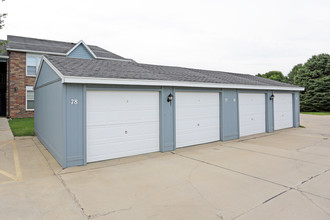 Creekstone Falls in Sioux Falls, SD - Building Photo - Building Photo