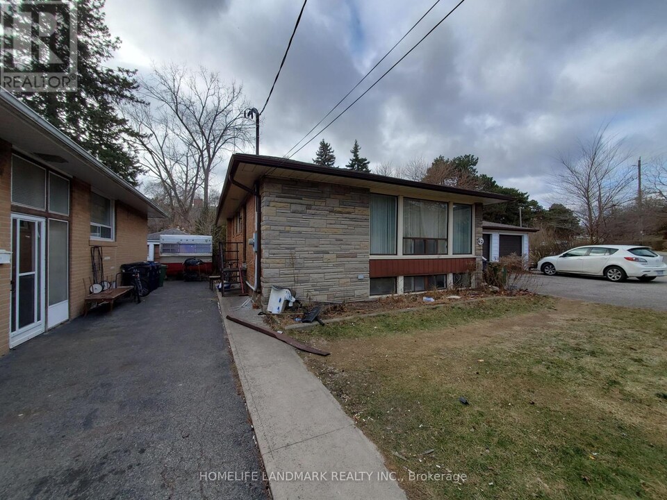 62 Coe Hill Dr in Toronto, ON - Building Photo