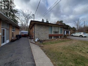 62 Coe Hill Dr in Toronto, ON - Building Photo - Building Photo