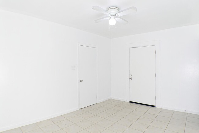 3040-3042 Douglas Ave in Ft. Myers, FL - Building Photo - Building Photo