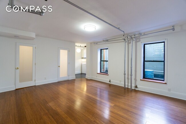 7 W 8th St, Unit 0R in New York, NY - Foto de edificio - Building Photo