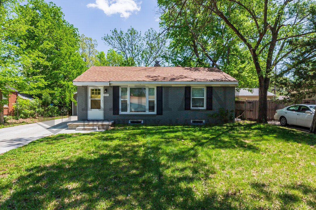 2450 Somerset St in Wichita, KS - Building Photo