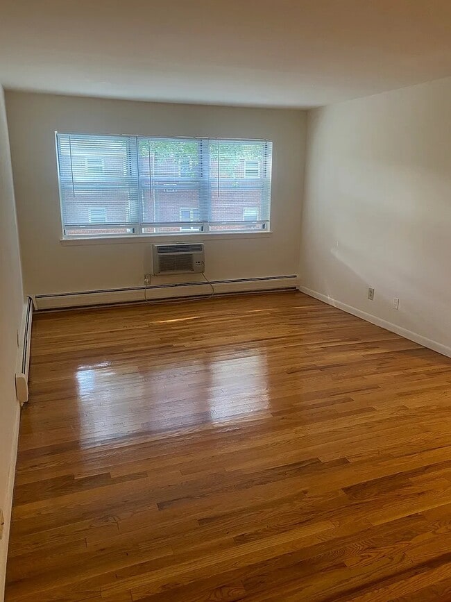 1560 Pollitt Dr in Fair Lawn, NJ - Building Photo - Building Photo