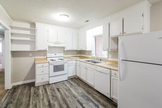 2621 Myrtis Ln in North Charleston, SC - Building Photo - Building Photo