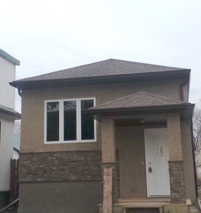 1728 Toronto St in Regina, SK - Building Photo