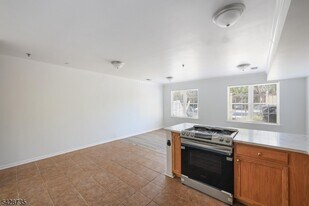 566 Pennsylvania Ave in Elizabeth, NJ - Building Photo