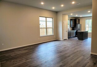 907 Chickasaw Dr in Montgomery, TX - Building Photo - Building Photo